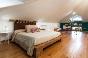 um quarto com uma cama grande e uma sala de jantar em Villa Rosa Lifestyle B&B em Sessa Aurunca