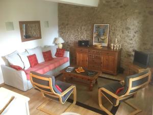 sala de estar con sofá y mesa en Poppys, en Céret