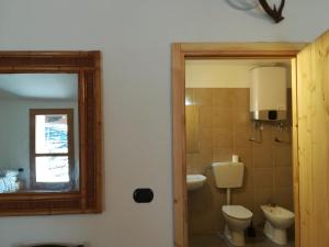 Koupelna v ubytování Cantina Alpina