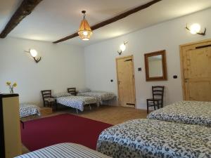 a room with two beds and a table and chairs at Cantina Alpina in Salbertrand