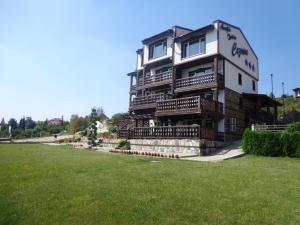 a large building with a lawn in front of it at Aparthotel Seasons Glavatarski Han in Glavatartsi