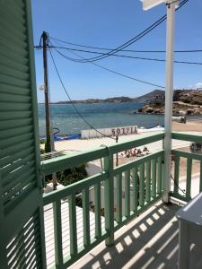 una vista sulla spiaggia dal balcone di una casa di Sigma Studios on The Beach a Naxos Chora