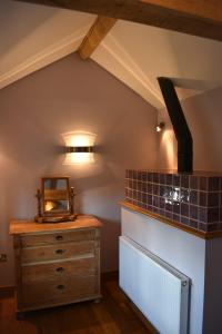 y baño con tocador de madera y espejo. en Burnhaies Farm Coach House en Cullompton