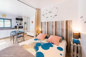 Casal da CarreiraにあるGîte CANTO AZULの大きなベッドとキッチンのある寝室 +93枚の写真