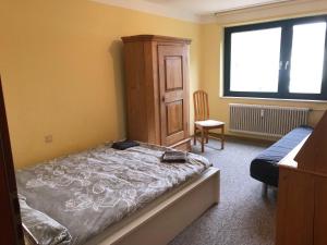Una cama o camas en una habitación de Zentrales Apartment mit Parkplatz