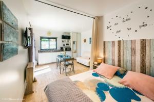 1 dormitorio con 1 cama y sala de estar en Gîte CANTO AZUL en Casal da Carreira
