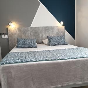 Ένα ή περισσότερα κρεβάτια σε δωμάτιο στο Chez les J-FOLAIS - 3 kms Puy duFou - Les Epesses