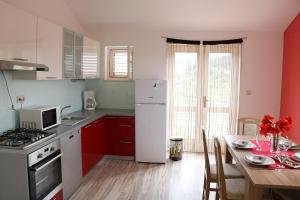 Kuchyň nebo kuchyňský kout v ubytování Apartments Neda