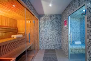 un bagno con doccia e porta a vetri di Allegro Madeira - Adults Only a Funchal