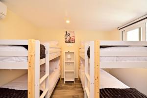 Postel nebo postele na pokoji v ubytování GR LUXURY APARTMENT FIRST LINE BEACH