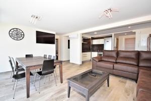TV a/nebo společenská místnost v ubytování GR LUXURY APARTMENT FIRST LINE BEACH