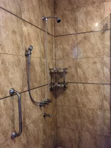 a shower with a hose in a bathroom at Departamento pie del cerro in Yerba Buena