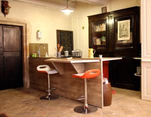 uma cozinha com um balcão e dois bancos de bar em Le Colimaçon em Cluny