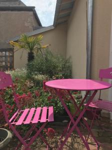 - une table de pique-nique rose et 2 chaises violettes dans l'établissement La Bonne Franquette, à Noizay