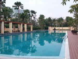 a swimming pool with blue water in a resort at Ecopark QV Homestay JAPAN in HÆ°ng YÃªn