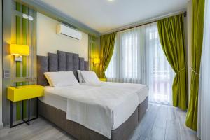 Postel nebo postele na pokoji v ubytování Twin Apart Hotel