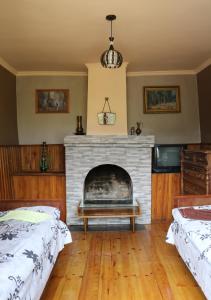 - un salon avec une cheminée et 2 lits dans l'établissement Wine Garden Rabati, à Akhaltsikhé