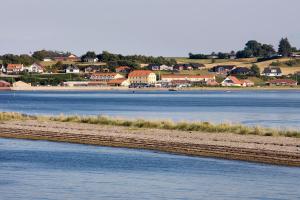 瓦尔普松哈瓦普桑德法格库酒店的一大片水体,有一座城镇的背景