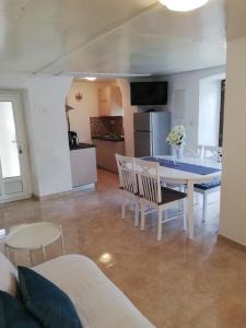 Kuchyň nebo kuchyňský kout v ubytování Apartment Surdić
