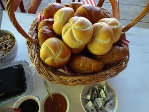 einen Korb mit Brot auf einem Tisch in der Unterkunft Landhof Schober appartementen & kamers in Weissbriach