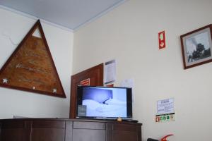 a tv sitting on top of a cabinet in a room at Caçula, Alojamento Local in Torre de Moncorvo