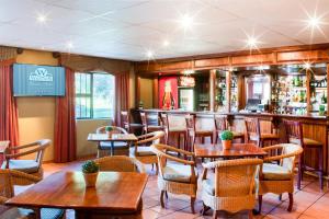 restauracja ze stołami i krzesłami oraz bar w obiekcie Willows Garden Hotel Potchefstroom w mieście Potchefstroom