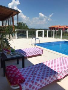 Duas camas num pátio ao lado de uma piscina em Hotel Livadic & Restaurant em Ližnjan