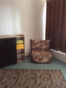 ein Zimmer mit einem Stuhl in einem Raum in der Unterkunft Отель Идиллия in Dzhubga