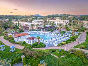 - une vue aérienne sur un complexe avec une piscine dans l'établissement Creta Royal - Adults Only, à Skaleta