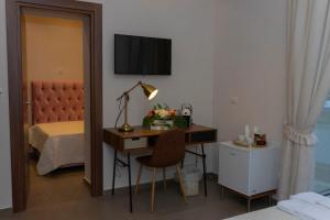 1 dormitorio con escritorio, cama y lámpara en “A piazzetta”, en Nápoles