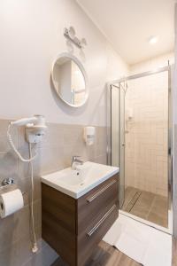 een badkamer met een wastafel en een douche bij Rafa przy Plaży in Sztutowo +64 foto's