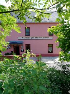 budynek z napisem, który czyta konferencję z centrum współpracy w obiekcie Gasthaus Goldner Löwe w mieście Friesau