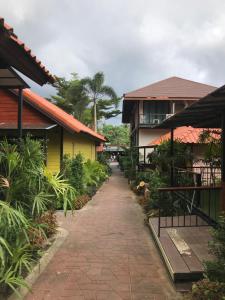 einen Gang zwischen zwei Gebäuden in einem Resort in der Unterkunft Ricci House Resort in Ko Lipe