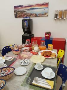 uma mesa coberta com pratos e tigelas de comida em Borgo Angioino em Nápoles