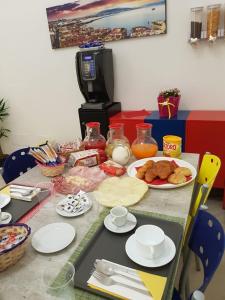 una mesa cubierta con platos de comida en una mesa en Borgo Angioino, en Nápoles