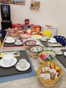 einen Tisch mit Teller und Schüsseln mit Essen drauf in der Unterkunft Borgo Angioino in Neapel
