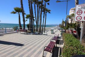 promenada z ławkami i palmami na plaży w obiekcie Solymar 85 w mieście Torrox Costa
