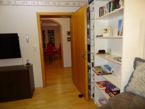 a room with a book shelf and a room with a door at Ruhe - Oase am Eichwald in Bad Nauheim