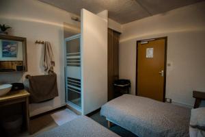 ein Hotelzimmer mit einem Bett und einem Waschbecken in der Unterkunft GITE LES GUIBERTES in Le Monêtier-les-Bains