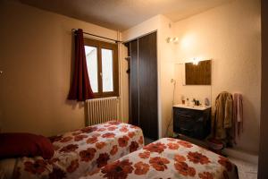 Habitación pequeña con cama, lavabo y ventana en GITE LES GUIBERTES en Le Monêtier-les-Bains