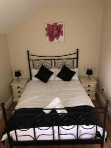 una camera da letto con un grande letto con due comodini di Skellig View House a Waterville