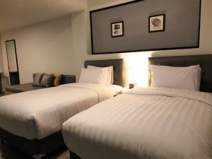 Postel nebo postele na pokoji v ubytování Mayson Place Hotel