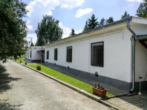 a white building on the side of a street at Panoráma Üdülő in Aggtelek