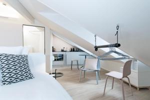 sypialnia z łóżkiem i jadalnią w obiekcie Dom Studios w mieście St. Gallen