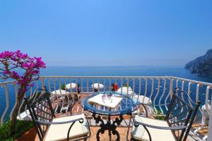 a table and chairs on a balcony overlooking the ocean at Hotel Marincanto in Positano