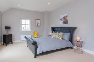 sypialnia z dużym łóżkiem i 2 lampami w obiekcie Glenside Lodge w mieście Ballymena