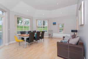 sala de estar con mesa de comedor y sillas en Glenside Lodge en Ballymena