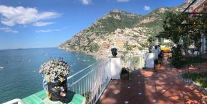 a man and woman standing on a balcony overlooking the ocean at Hotel Marincanto in Positano
