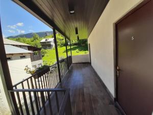 um corredor de uma casa com uma porta e uma varanda em Guesthouse of Manoni Ratiani em Mestia