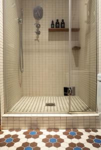 una doccia con una porta in vetro in un bagno di Hotel Blu di Te a Santa Margherita Ligure